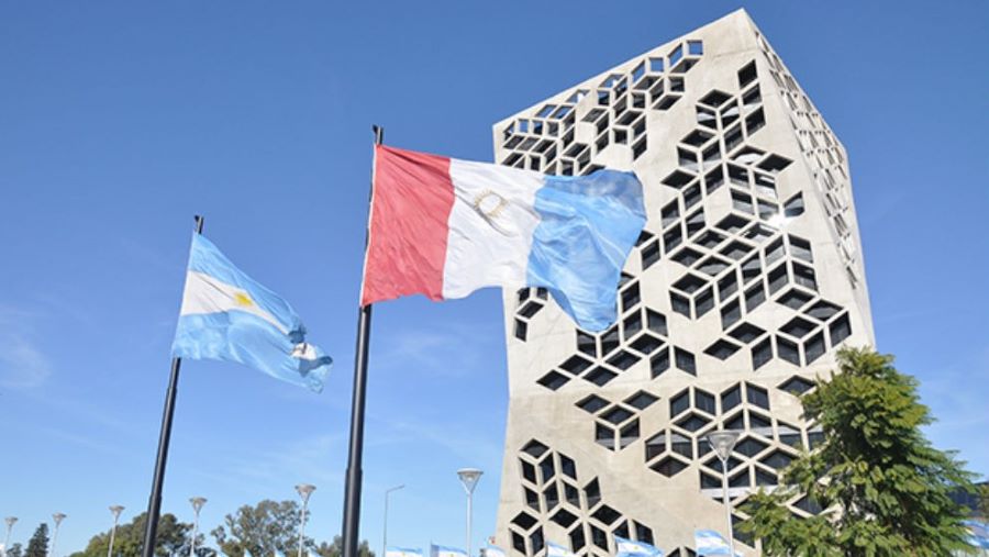 Edificio de casa de gobierno de Córdoba con banderas de la Provincia y la Nación